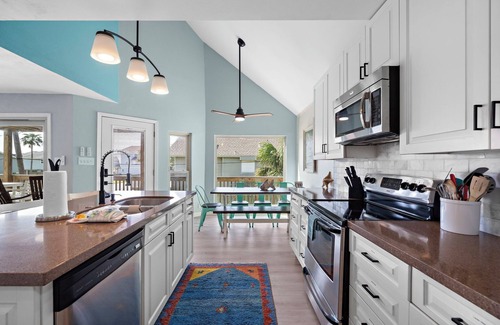Pirates Beach House | Pet Friendly VIEWS 4 min to Beach New Listing