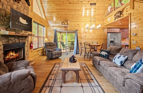 Rocky Grove Cabin | Pet Friendly with Huge Yard! Secluded Stay