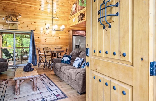 Rocky Grove Cabin | Pet Friendly with Huge Yard! Secluded Stay