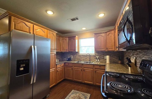 Calera House | Pet Paradise on Main: Fenced Yard Included!