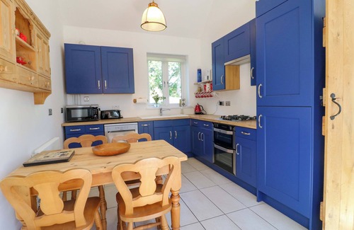 Kneesall Cottage | PETAL COTTAGE, with a garden in Tuxford