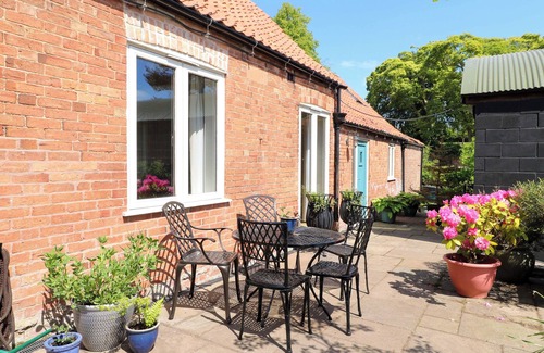 Kneesall Cottage | PETAL COTTAGE, with a garden in Tuxford
