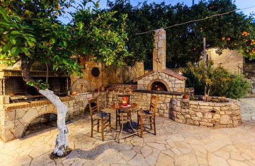 Messini Apartment | Petalidi Stone House with garden near the beach