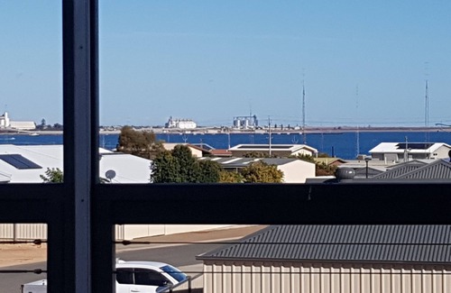 North Beach House | Peter's Place-3 min to beach, great balcony, views, peaceful location