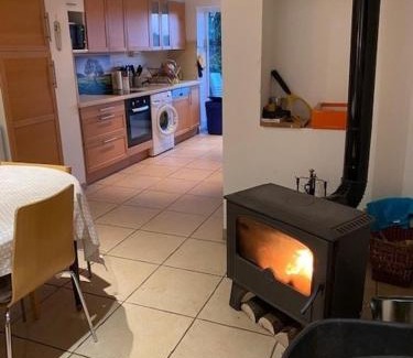 Hultehouse House | Petit coin de bonheur - 3 chambres & 1 poele à bois