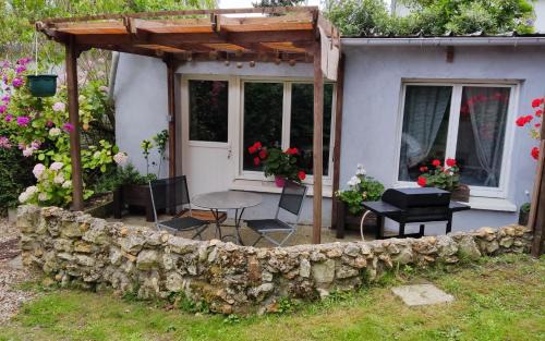 Saint-Pierre-la-Garenne House | Petit cottage