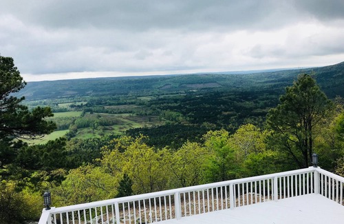 Morrilton House | Petit Jean Cliffside Retreat