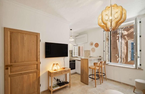 Old Town Apartment | Petit Saint-Jean l Old Village l Shellter Rentals