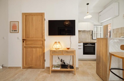 Old Town Apartment | Petit Saint-Jean l Old Village l Shellter Rentals