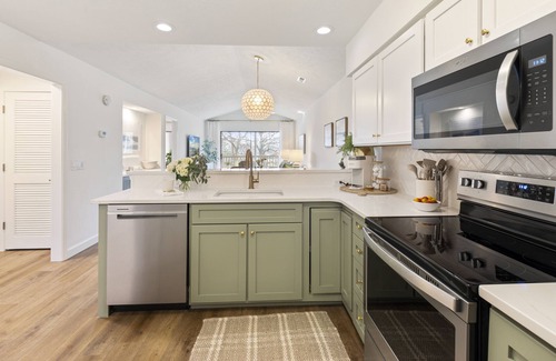 Pawleys Island Condo | Petite Palmetto at True Blue. Luxe top floor condo
