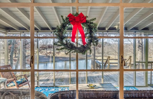 Berkeley Springs Cabin | Pets | Wifi | Pond | Fireplace | Deck | Grill | Screen Porch |Private