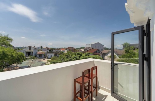 Hue Villa | Phòng yên tĩnh có hồ bơi và ban công