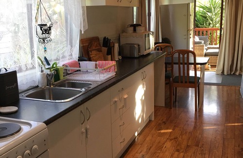 St Albans Park Cottage | Phar Lap Tree Cottage - A Winter Retreat with Breakfast Included