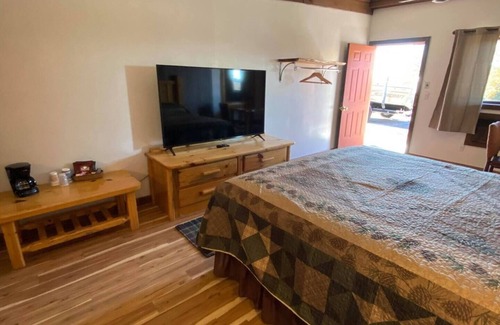 Phelps Hotel | Phelps Lakeview Lodge King Room #2 - Pet Friendly