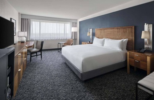 King of Prussia Hotel | Philly Suburb Base | Pool. Bar. Gym.