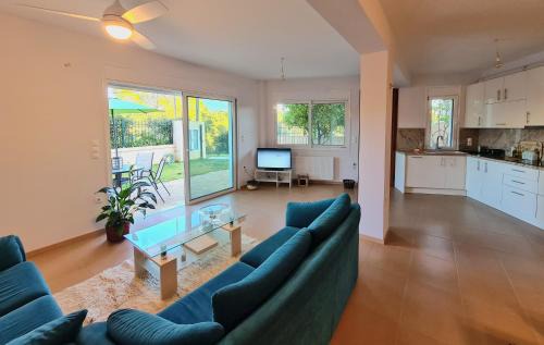 Skala Oropou House | Philoxenia Home Oropos/Just Moments from the Sea