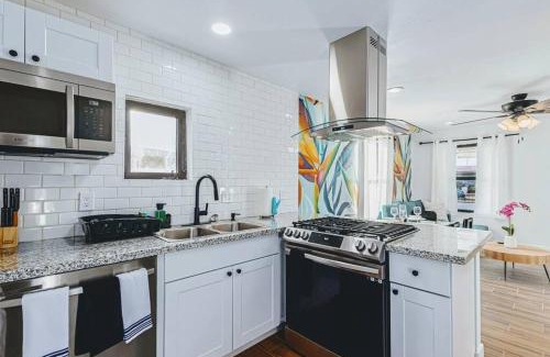 Downtown Phoenix House | Phoenix Retreat - 2 Bedroom Home with King-Size Bed - 3 Smart TVs - 10 min from Airp - Unit A