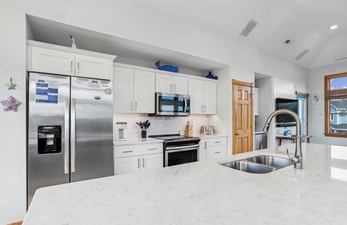 Pine Island House | PI-4 "Don't Blink" Saturday-Saturday Private pool! Hot tub! Minutes to the beach!