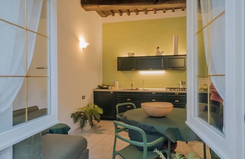 Borgo Antico Apartment | Picabon Apartment with AC Balcony