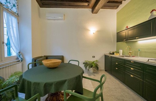 Borgo Antico Apartment | Picabon Apartment with AC Balcony