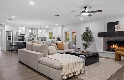 Avant House | Pickle & Putt Retreat|Pool|Pickleball|Putt Grn.