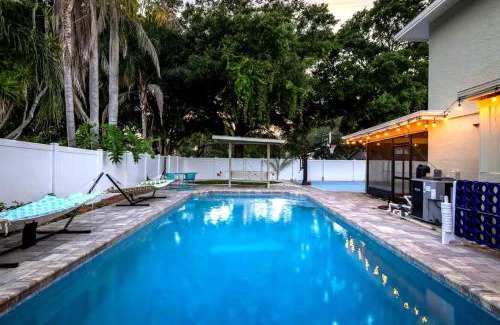 Seminole House | Pickleball~ Pool~ Game Room~ 5 min to Beach