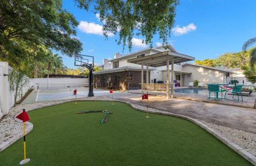 Seminole House | Pickleball~ Pool~ Game Room~ 5 min to Beach