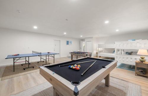 Seminole House | Pickleball~ Pool~ Game Room~ 5 min to Beach