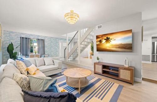 Seminole House | Pickleball~ Pool~ Game Room~ 5 min to Beach