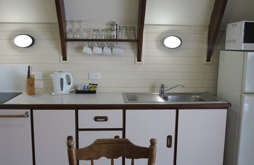 Picnic Bay Ski Chalet | Picnic Bay Chalet Unit 2 - Charming island escape just 150m from Picnic Bay beachfront