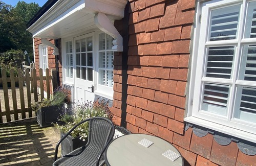 Plumpton Green Cottage | Picturesque country cottage in quiet rural setting close to South Downs