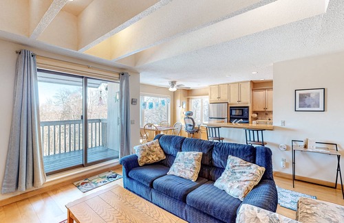 Waitsfield Condo | Picturesque mountain view condo with fireplace, balcony, deck, pool, & kitchen