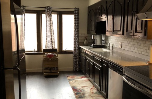 Grosse Pointe Apartment | Pied-a-terre of Peace 1 BR/1BA