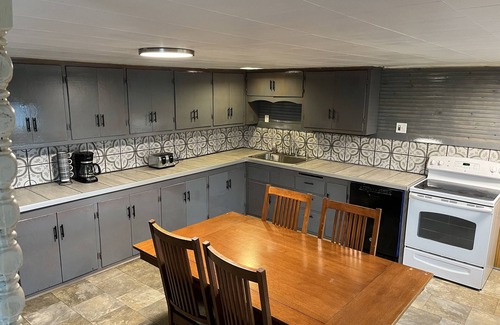 Freeport House | Piedmont Lake Marina Road Cabin Rental