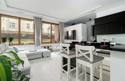 Jezyce Apartment | Piekny Apartament z Ogrodkiem i Tarasem & Parking by Noclegi Renters