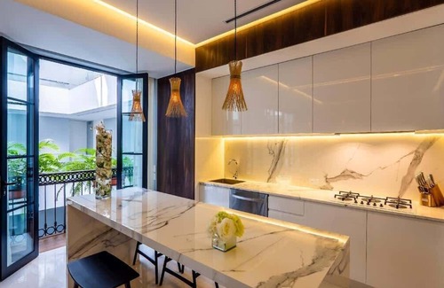 Romantic Zone Condo | PIER 57 - 510 | 2BR Condo w/Great Mountain View