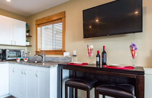 Campbell River House | Pier View Suite, Stunning Ocean View.