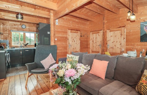 Halberton House | PIGSFOOT LODGE, pet friendly, with hot tub in Halberton, Devon