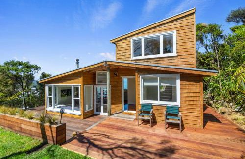 New Lynn House | Piha - City Escape, Piha Holiday Home
