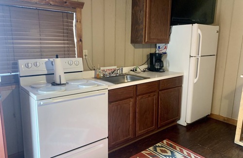 Carrizo Springs Cabin | Pilon cabin. Comfortable quiet cabin 8 miles outside Carrizo Springs