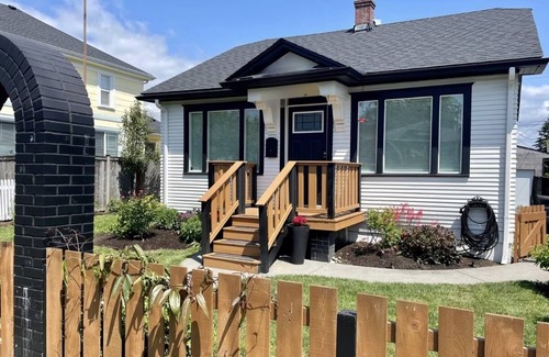 Everett Cottage | Pine Arch Cottage - a bright, airy, clean 2BR home near Everett Marina