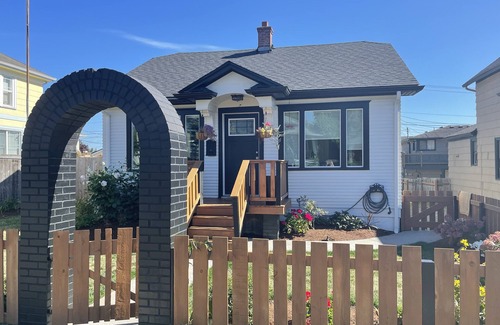 Everett Cottage | Pine Arch Cottage - a bright, airy, clean 2BR home near Everett Marina