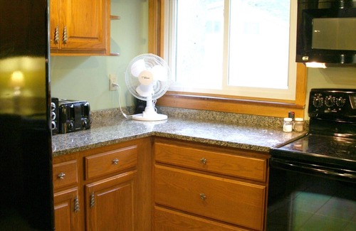 North Conway House | Pine Brook Lodge: pool table, AC, sauna, fireplaces, internet, bar, walk to town