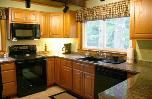 North Conway House | Pine Brook Lodge: pool table, AC, sauna, fireplaces, internet, bar, walk to town