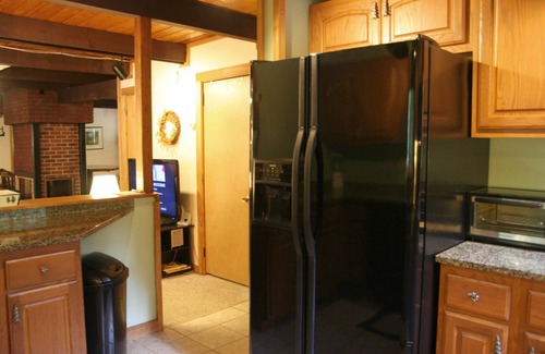 North Conway House | Pine Brook Lodge: pool table, AC, sauna, fireplaces, internet, bar, walk to town