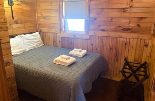 Barton Hotel | Pine Crest Motel & Cabins