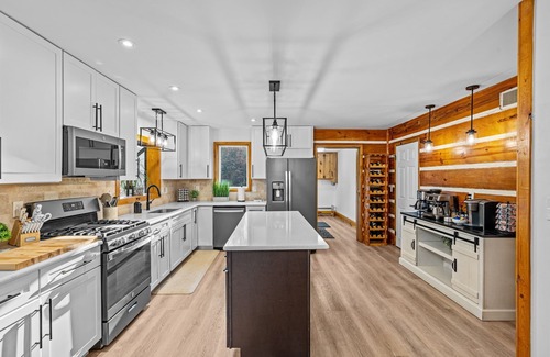Duncannon Cabin | Pine Hollow Lodge. Secluded-Hot tub-Game Room. 16+