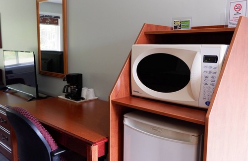 Laurentian Hills Hotel | Pine Motel