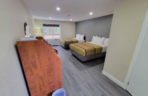 Laurentian Hills Hotel | Pine Motel