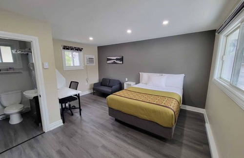 Laurentian Hills Hotel | Pine Motel